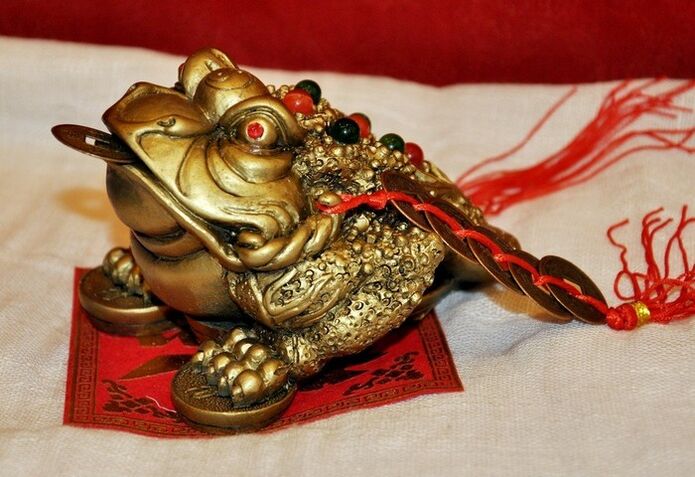 toads with amulet money happily